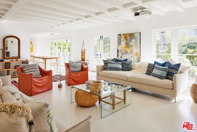 Foto del edificio - 3817 Surfwood Rd