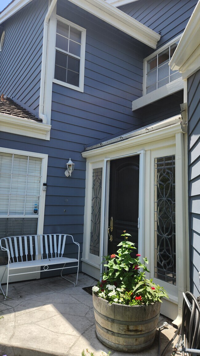 Foto del edificio - 421 Burlington Ct