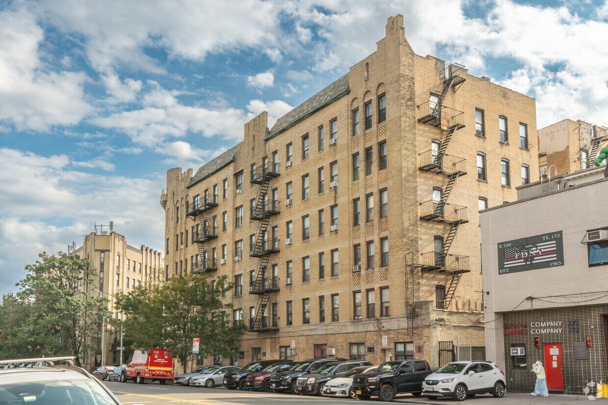 1402-1406 W 4th St - The Theda Garden