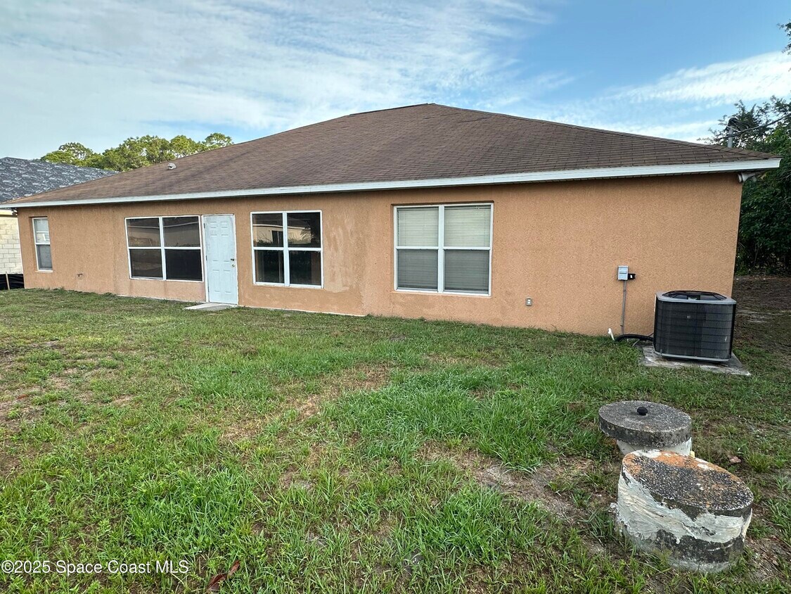 Building Photo - 580 Colling