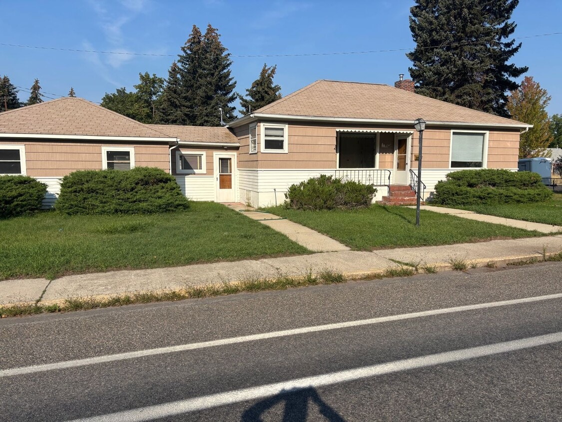 Primary Photo - Classic university home with three bedroom...