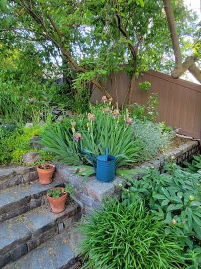 Building Photo - Conveniently located, beautifully maintain...
