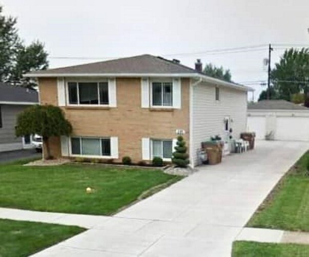 Front View of the Property - 288 Meadowlawn Rd