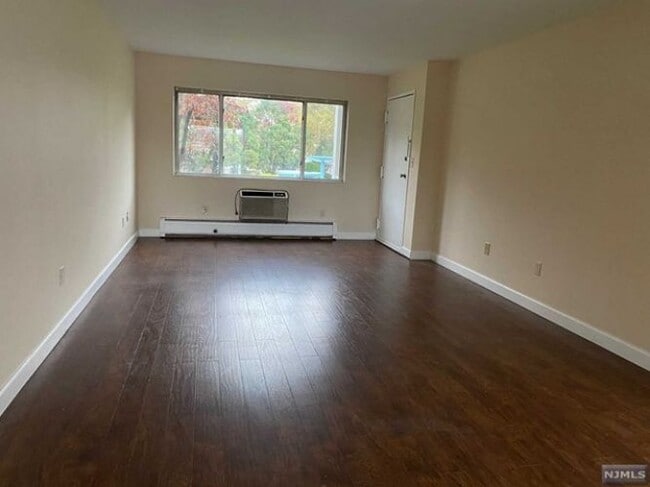 Building Photo - 1323 Anderson Ave