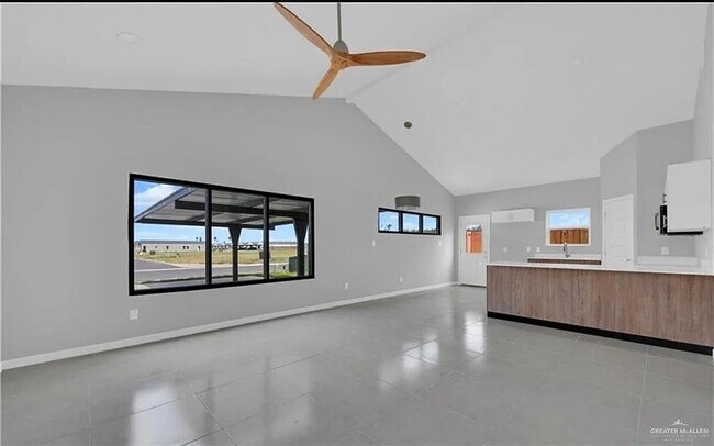 Foto del edificio - 412 Sparrow Rd