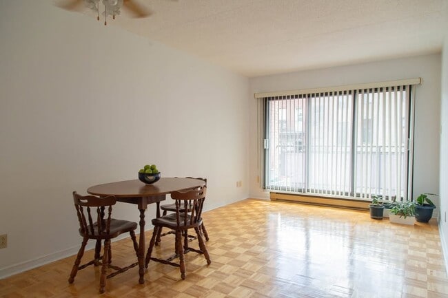 Building Photo - 4455 Rue Saint-Urbain