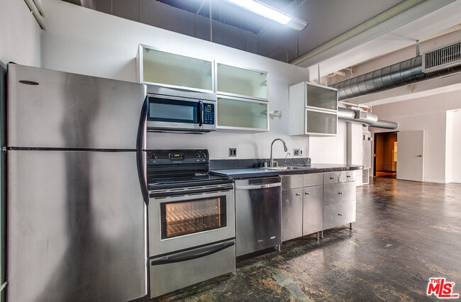 Building Photo - 215 W 7th St