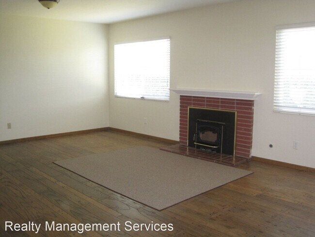 Building Photo - 3 br, 2.5 bath House - 2715 Crest Dr
