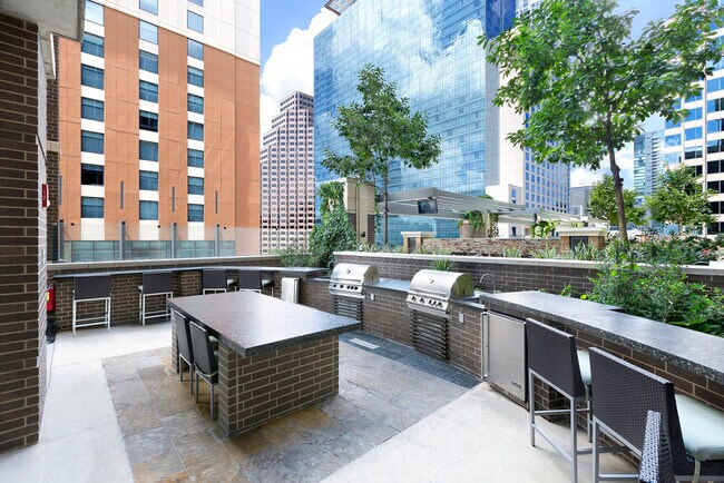 Foto del edificio - Your Great New 2 BR Apt Is Waiting