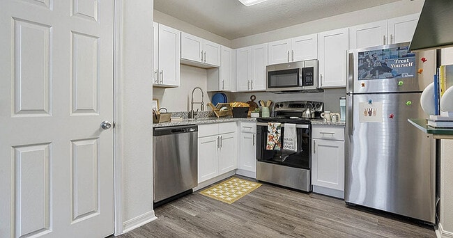 Model-Kitchen-02-On20-Gainesville-FL-6 - On20 Apartments