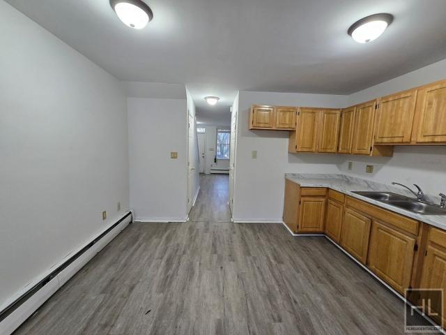 Foto del edificio - 4 bedroom in BROOKLYN NY 11206