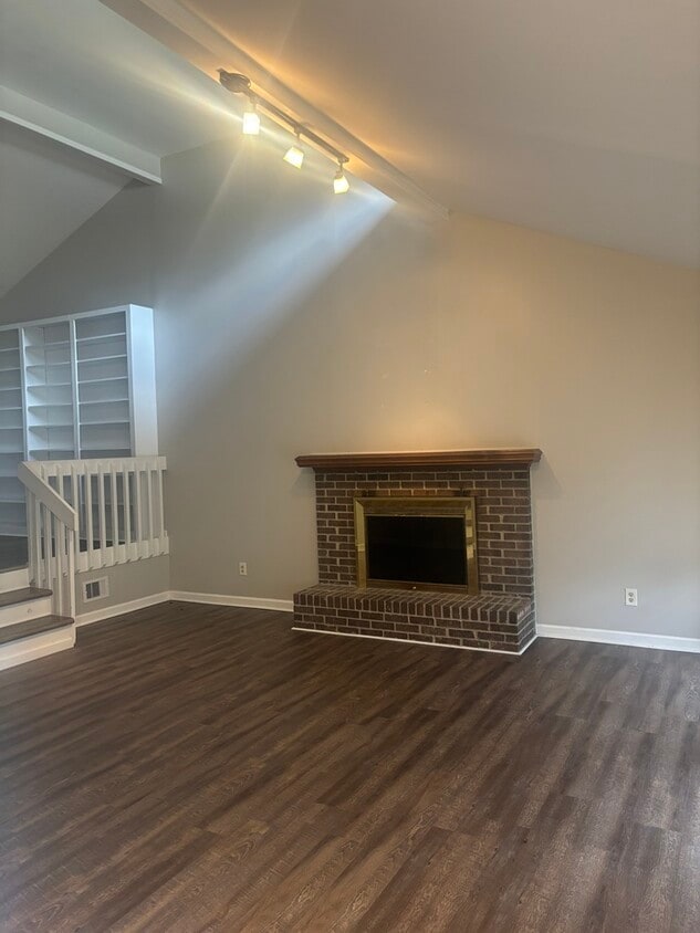 Primary Photo - 525 N Royal Tower Dr