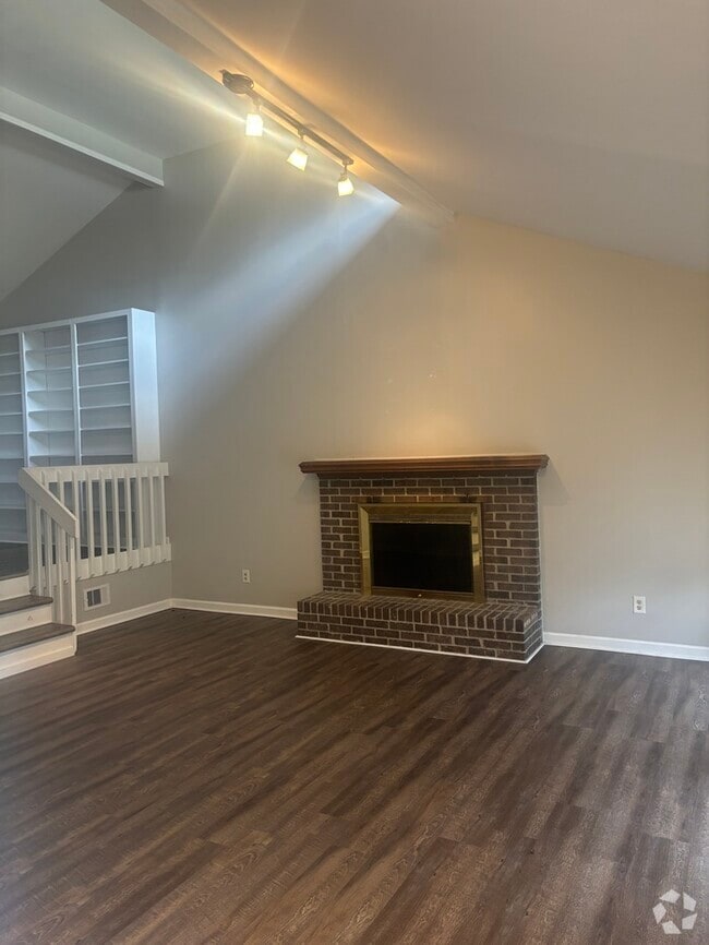 Building Photo - 525 N Royal Tower Dr