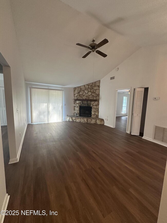 Foto del edificio - 10369 Arrow Lakes Dr E