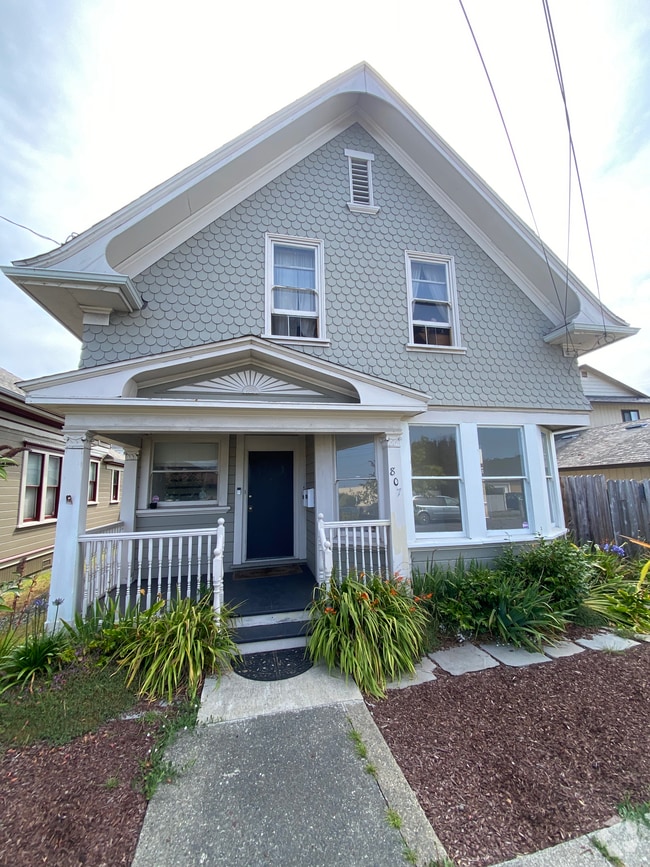 Building Photo - 807 Pine St