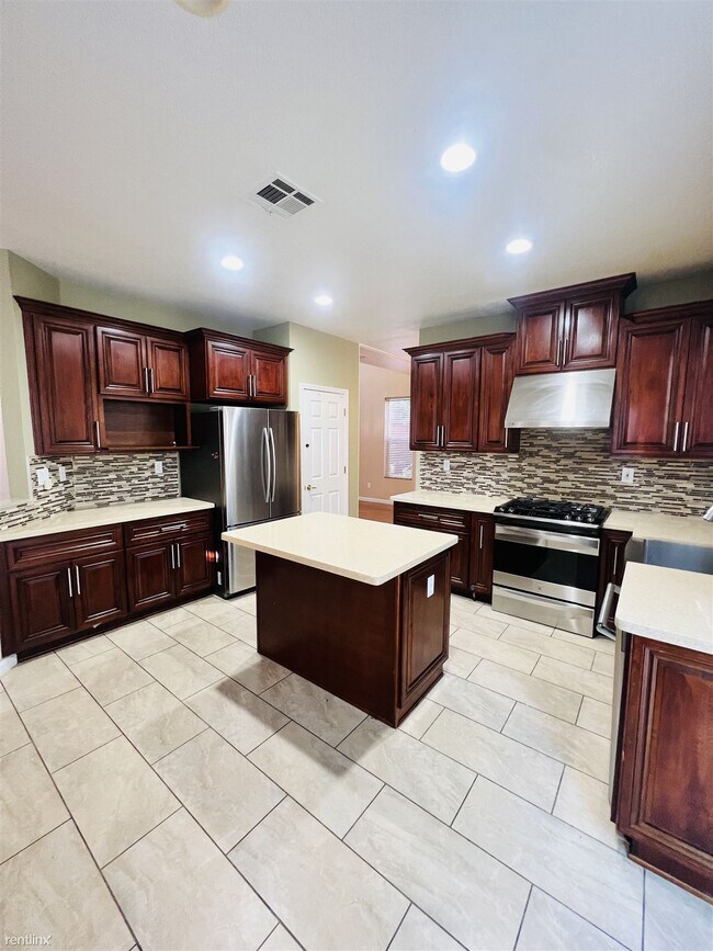 Building Photo - 5 br, 3 bath House - 4512 Peacock Court