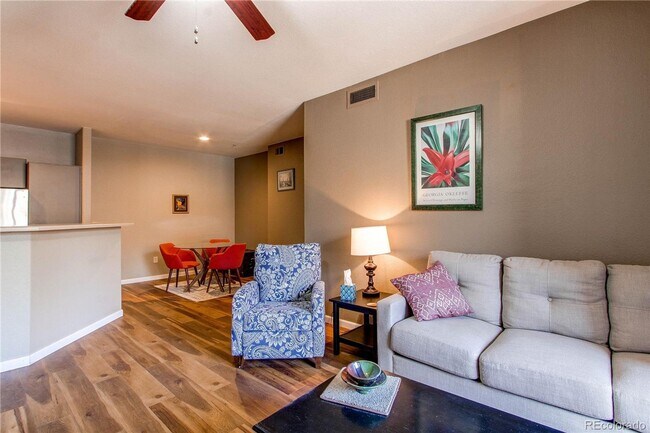 Foto del edificio - LOCATION LOCATION!! 2-bed 2-bath condo loc...