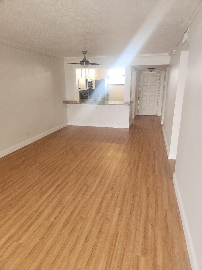 Foto del edificio - 114 Lake Emerald Dr