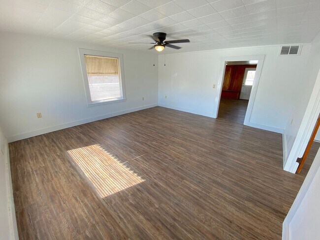 Foto del edificio - Northeast El Paso 3 bed with LOTS of livin...