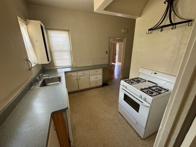 Foto del edificio - 4 Br, 2 Ba with kitchen appliances and bas...
