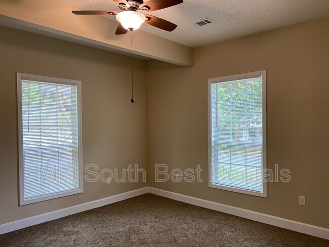 Building Photo - 1524 S Elm St