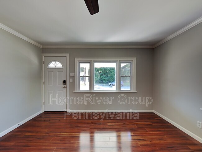 Building Photo - 1527 E Caracas Ave