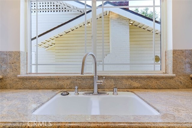 Building Photo - 320 E Dryden St