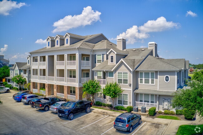 Building Photo - The Pointe at Victoria