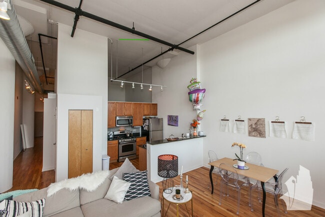 Building Photo - 1224 W Van Buren St