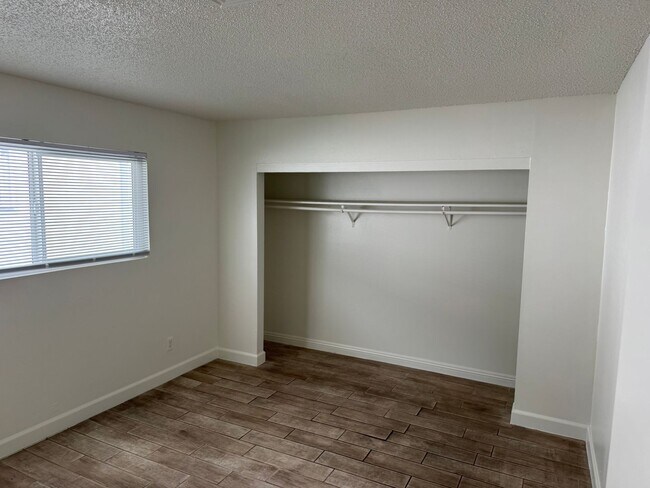 Foto del edificio - 2517 E Cedar Ave