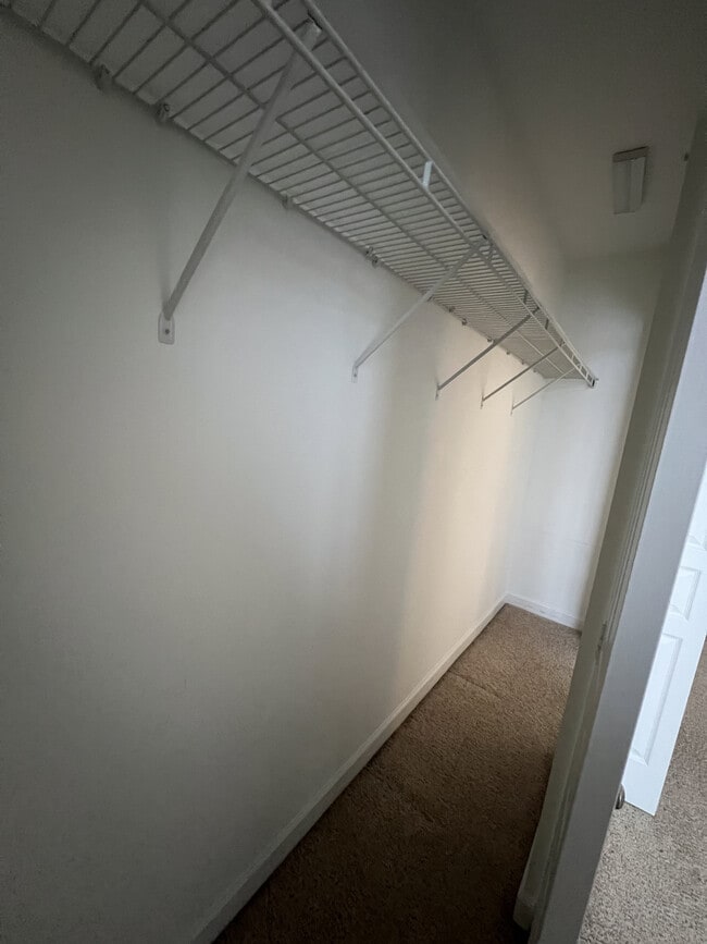 Building Photo - 18 Lakeview Pl