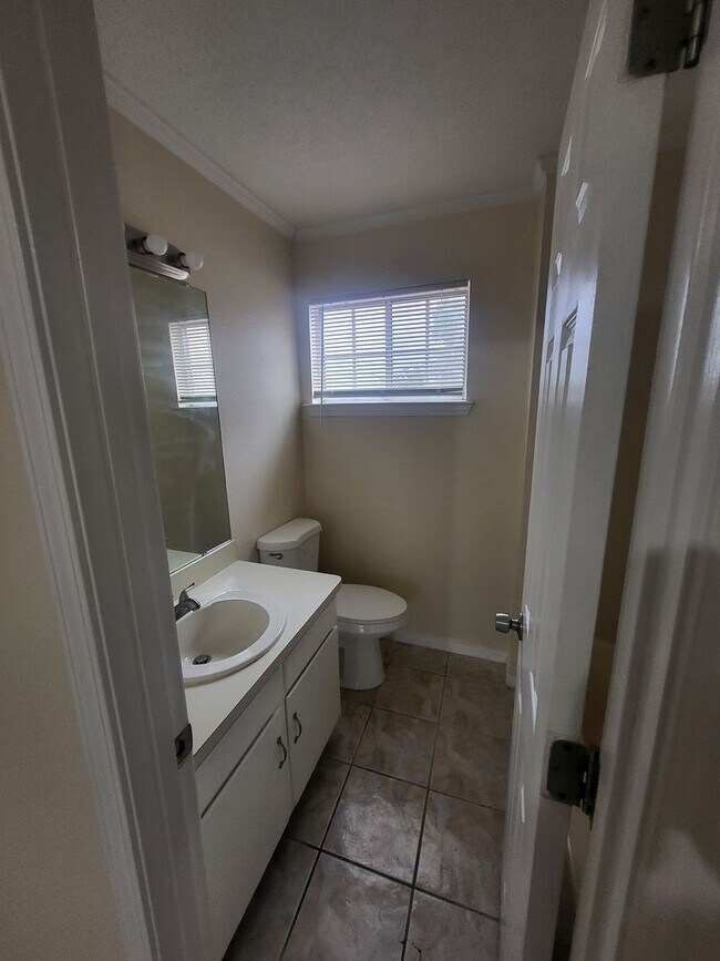 Foto del edificio - North valley 3 bedroom 2/BA 1245/sf 1/CG 2...