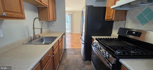 Foto del edificio - 6974 Knighthood Ln