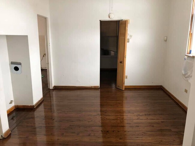 Foto del edificio - 4440 W Augusta Blvd