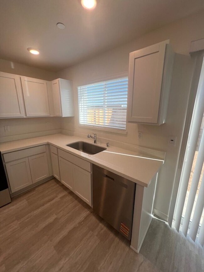 Foto del edificio - Brand New DR Horton Solar Smart Home with 4 Bedrooms.