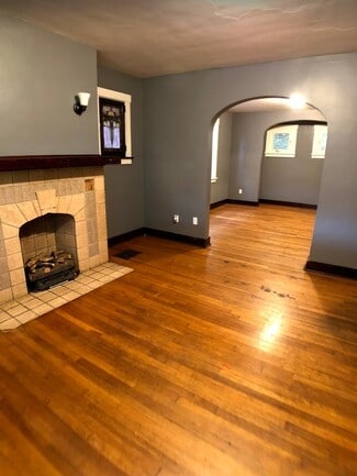 Building Photo - 121 E Meyers St