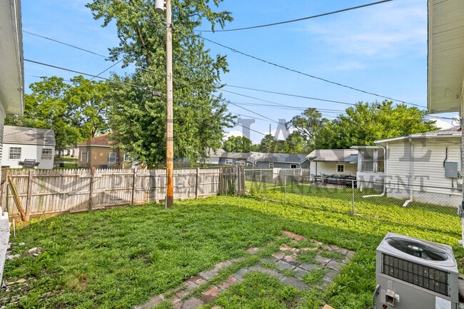 Building Photo - 619 Houser Dr