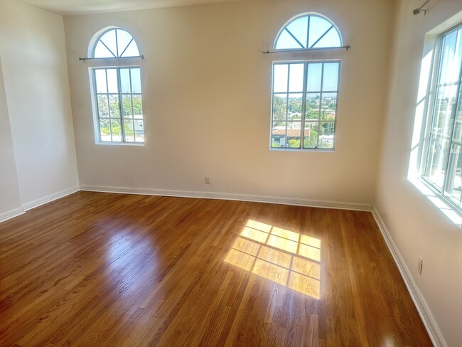 Building Photo - 1602 S Sierra Bonita Ave