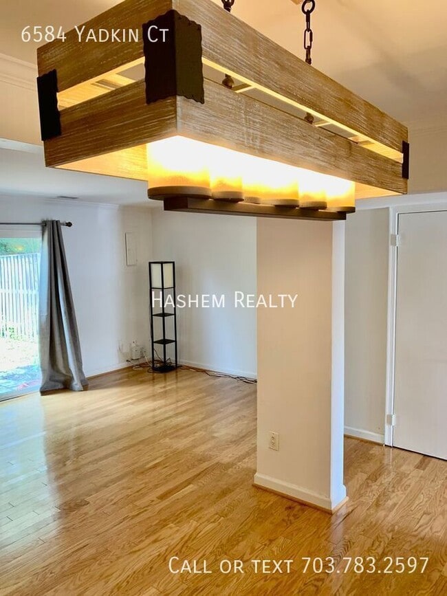 Foto del edificio - 6584 Yadkin Ct