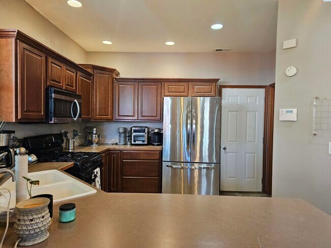 Foto del edificio - Well Kept Townhouse with Yard Care Included