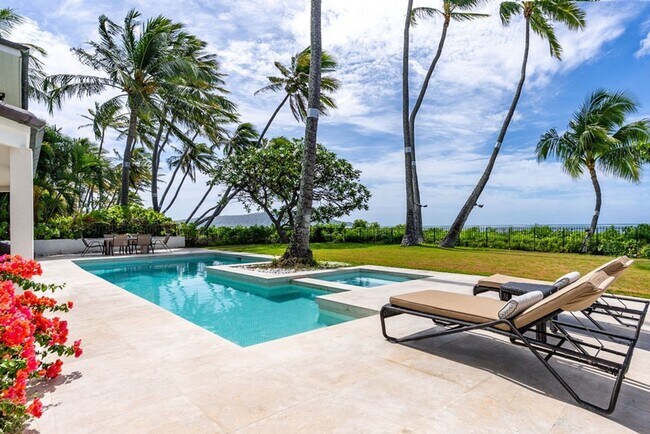 Foto del edificio - Paradise Beach Estate: Beachfront 6BR w/ Pool, Guest Suite & Pickleball