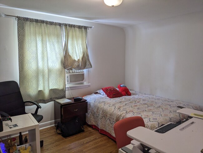 Photo du bâtiment - Yonge and Finch East Three Bedroom and 1.5 Bathrooms