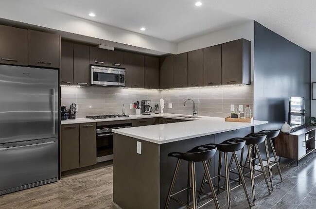 Building Photo - 323-320 20 Ave SW