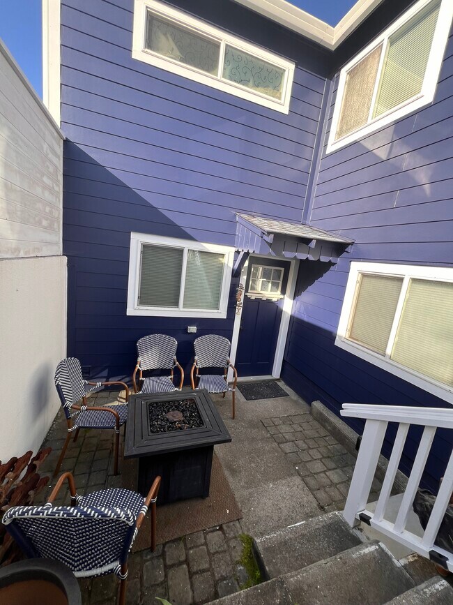 Escalones desde el estacionamiento fuera de la calle hasta la puerta principal. - 41 Ocean View Ave