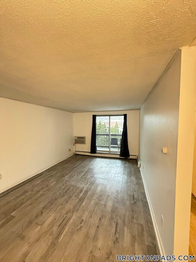 Building Photo - 140 Kenrick St