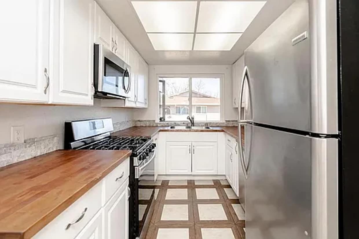 Primary Photo - Charming 2-Bedroom Apartment with Updated ...