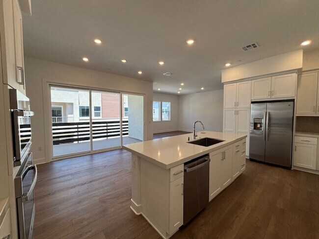 Building Photo - Stunning 4BR and office space for WAH in I...
