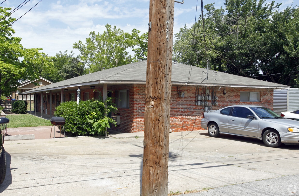 Building Photo - 1225 S Quincy Ave