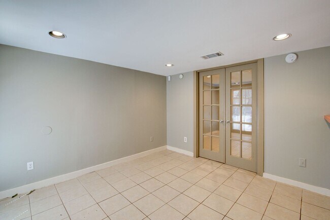 Foto del edificio - Free Standing 1/study located with easy ac...