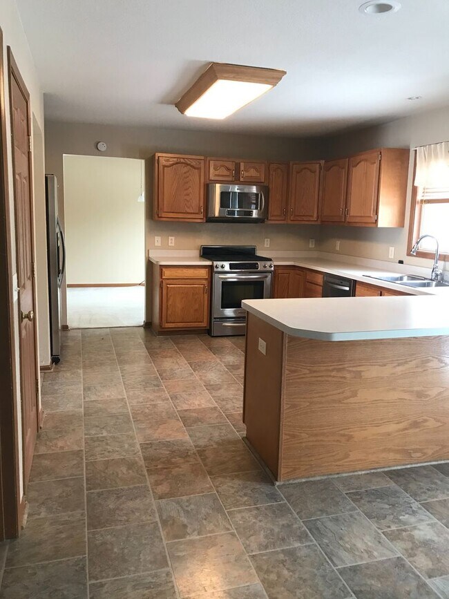Building Photo - Amazing 4 Bed with 2 and a Half Bath Home